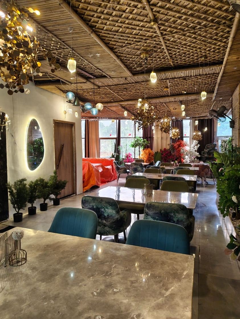 Lobby & Courtyard Relaxation Area